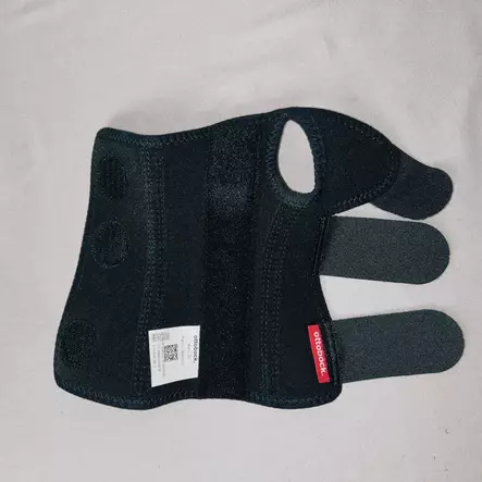 Ottobock 4142 Manu 3D rannetuki, musta - Lastalliset rannetuet - 4142L-L-7P - 2